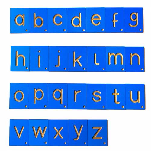 Letras, números y signos en surco sobre madera  Aprender a leer