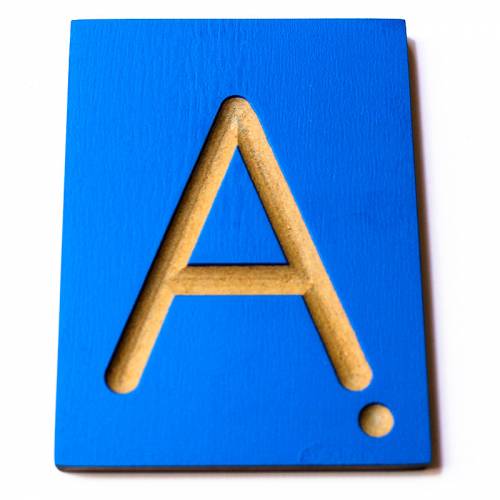 Lettere, numeri e segni in scanalatura su legno