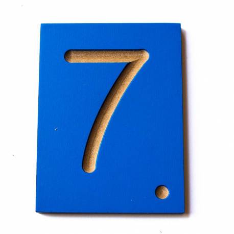 Lettere, numeri e segni in scanalatura su legno