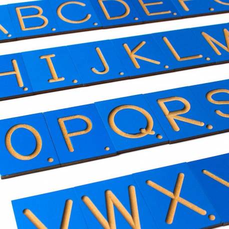 Lettere, numeri e segni in scanalatura su legno