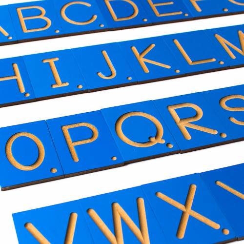 Letras, números y signos en surco sobre madera Montessori para todos Aprender a leer y escribir