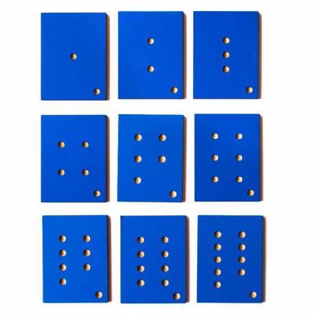 Lettere, numeri e segni in scanalatura su legno