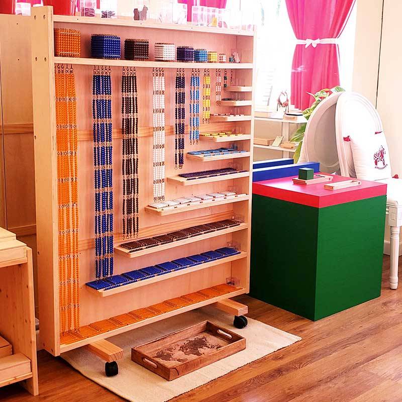 Mueble con cadenas largas, cubos y cuadrados - Montessori