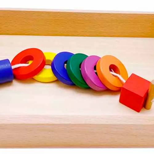 Bandeja con piezas para ensartar Montessori para todos De 1 a 3 años
