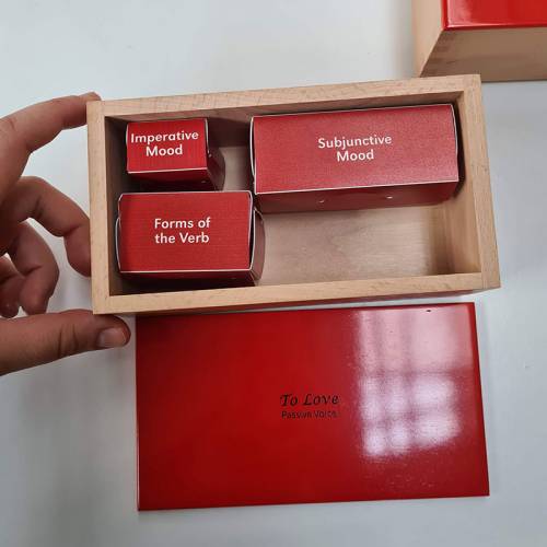 Gran cofre rojo Montessori de los verbos (EN) Nienhuis Gramática y Sintaxis