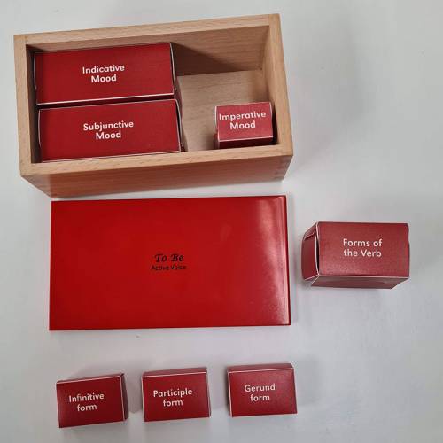 Grande petto rosso Montessori dei verbi (EN)