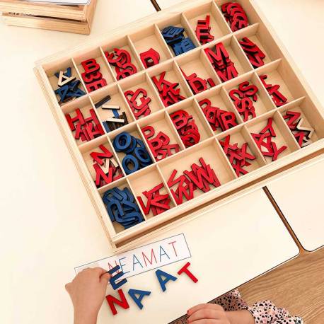 Adesivo mobile in capitali di stampa con Ñ