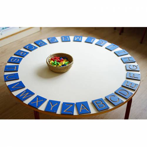 Lettere, numeri e segni in scanalatura su legno