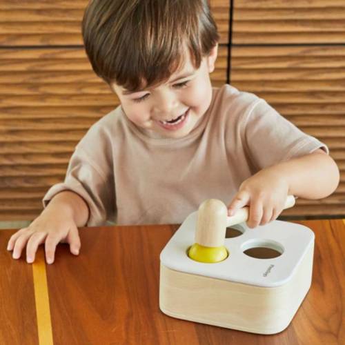 Caja golpea y cae Plan Toys De 1 a 3 años