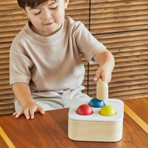 Caja golpea y cae Plan Toys De 1 a 3 años