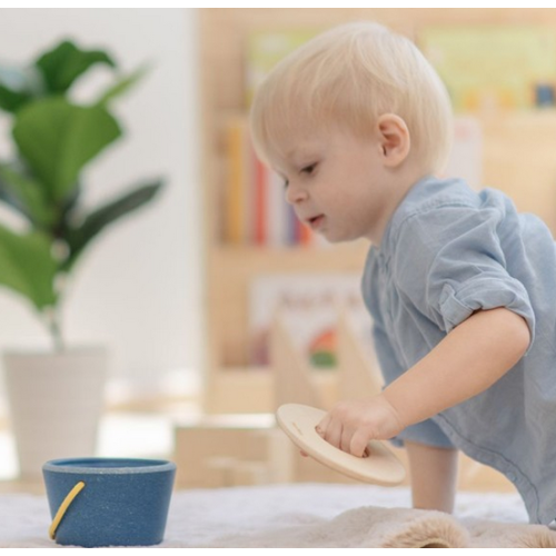 La scatola colpisce e cade