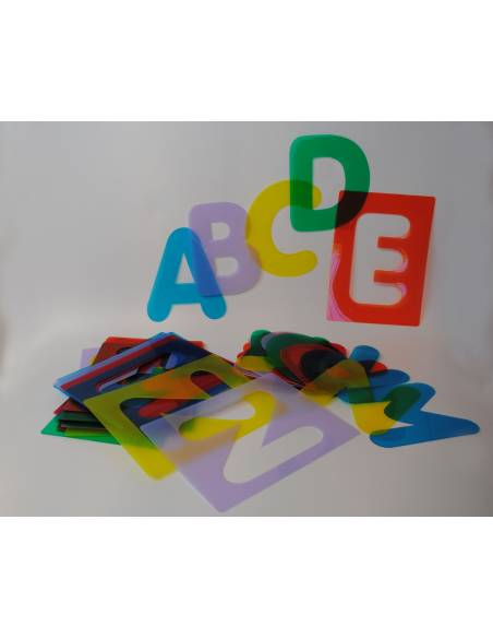 Silueas de letras mayúsculas translúcidas