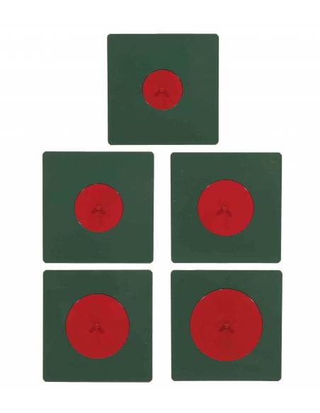 Inscripción metálica y figuras concéntricas